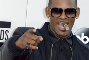 Cantante R. Kelly es condenado a 30 años por crimen organizado y tráfico sexual