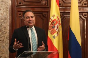 El embajador de Colombia en España presenta renuncia por elecciones