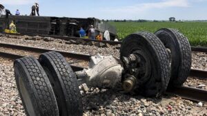 EEUU: Al menos 3 muertos y más de 50 heridos al descarrilar un tren 