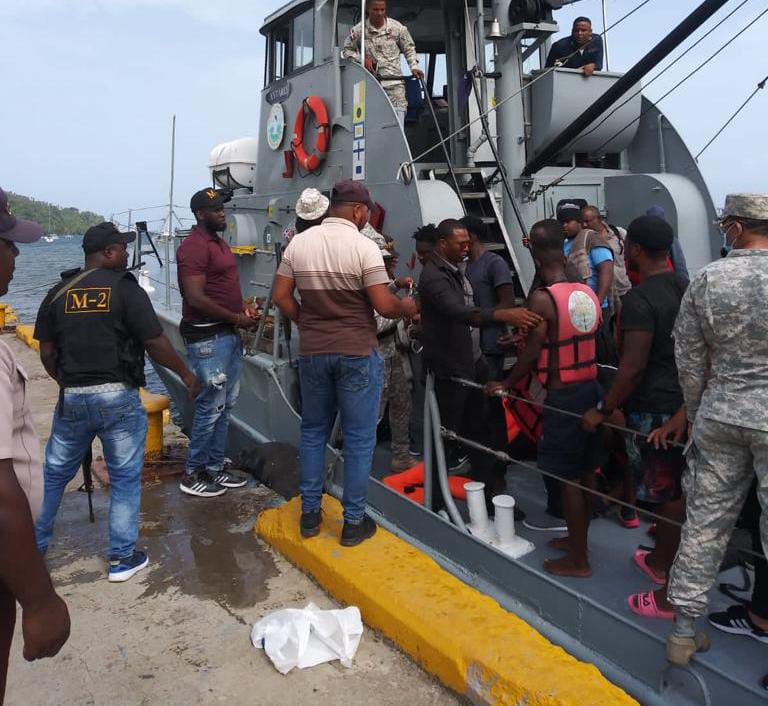 Armada Dominicana detienen una embarcación con 97 personas en las costas de Samaná