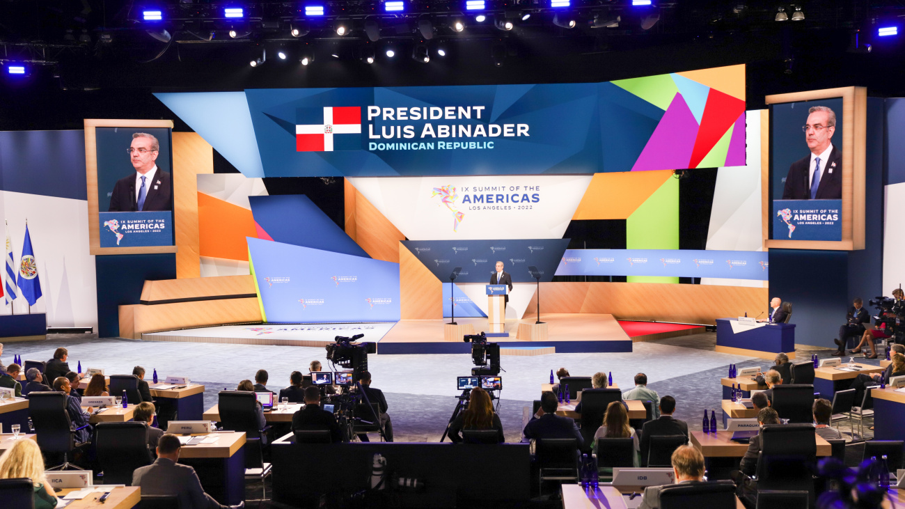 Abinader llega al país tras destacada participación en IX Cumbre de las Américas
