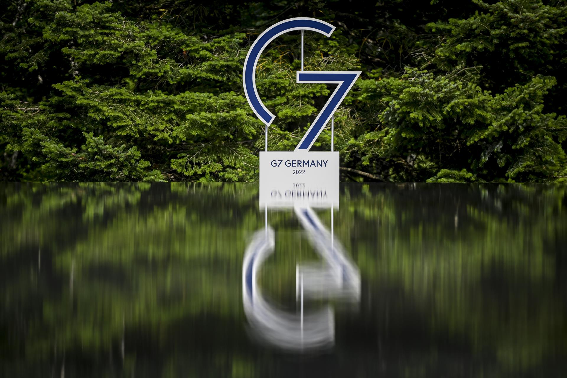 Activistas medioambientales protestan a distancia contra el G7