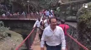 El alcalde de la ciudad mexicana de Cuernavaca, José Luis Urióstegui, estaba inaugurando un puente colgante sobre un arroyo cuando la estructura colapsó,