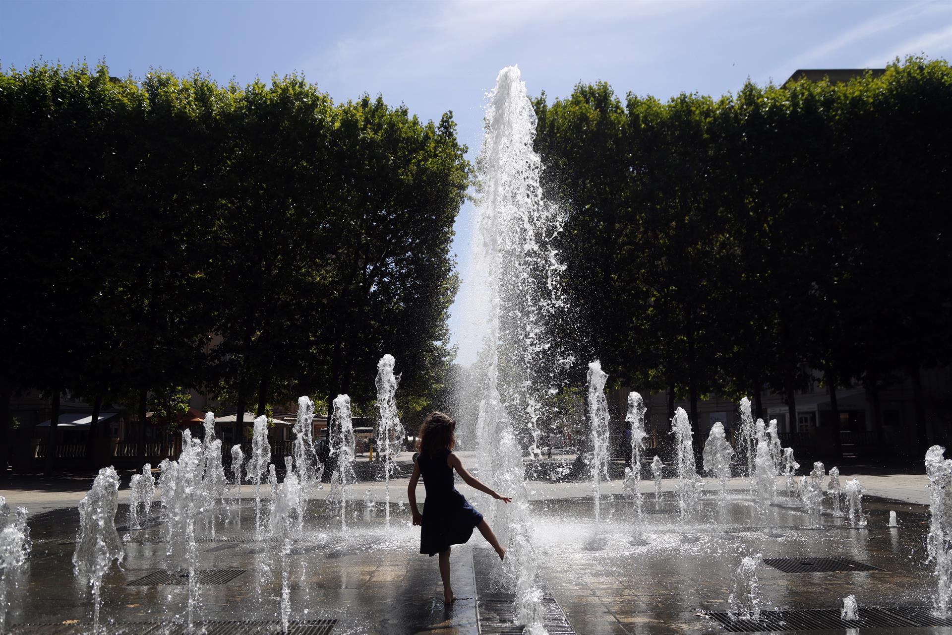 Doce departamentos en Francia en alerta roja por la ola de calor