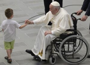 El dolor de rodilla del papa obliga a cancelar la misa del Corpus Christi