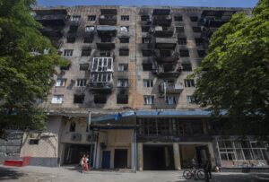 Encuentran en Mariúpol a otros 100 civiles muertos durante los bombardeos rusos