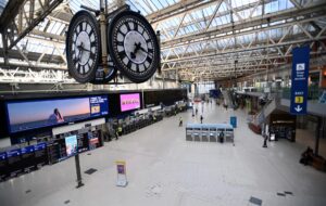 Estaciones de trenes y metro permanecen cerradas por huelga en el Reino Unido