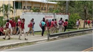Escuela de tanda extendida despacha alumnos al mediodía por falta de almuerzo en Samaná