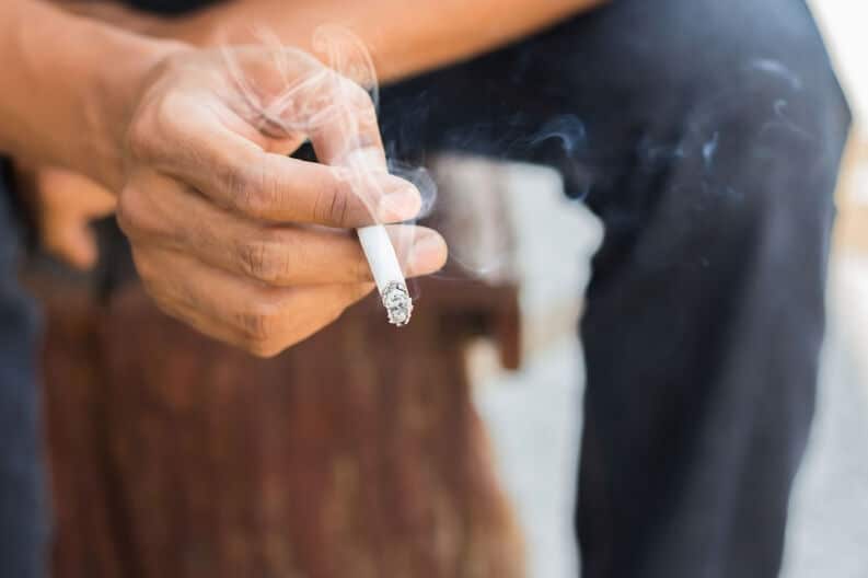 Estudio revela pacientes fumadores preguntan a sus médicos sobre alternativas al cigarrillo