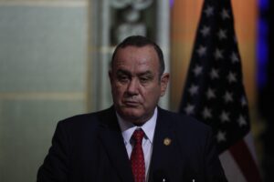 Presidente de Guatemala enfrenta a Biden con agenda antiaborto