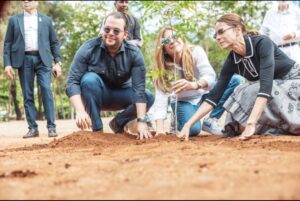 ADN devela tarja y siembra de árboles en el Mirador Sur en homenaje a Orlando Jorge Mera