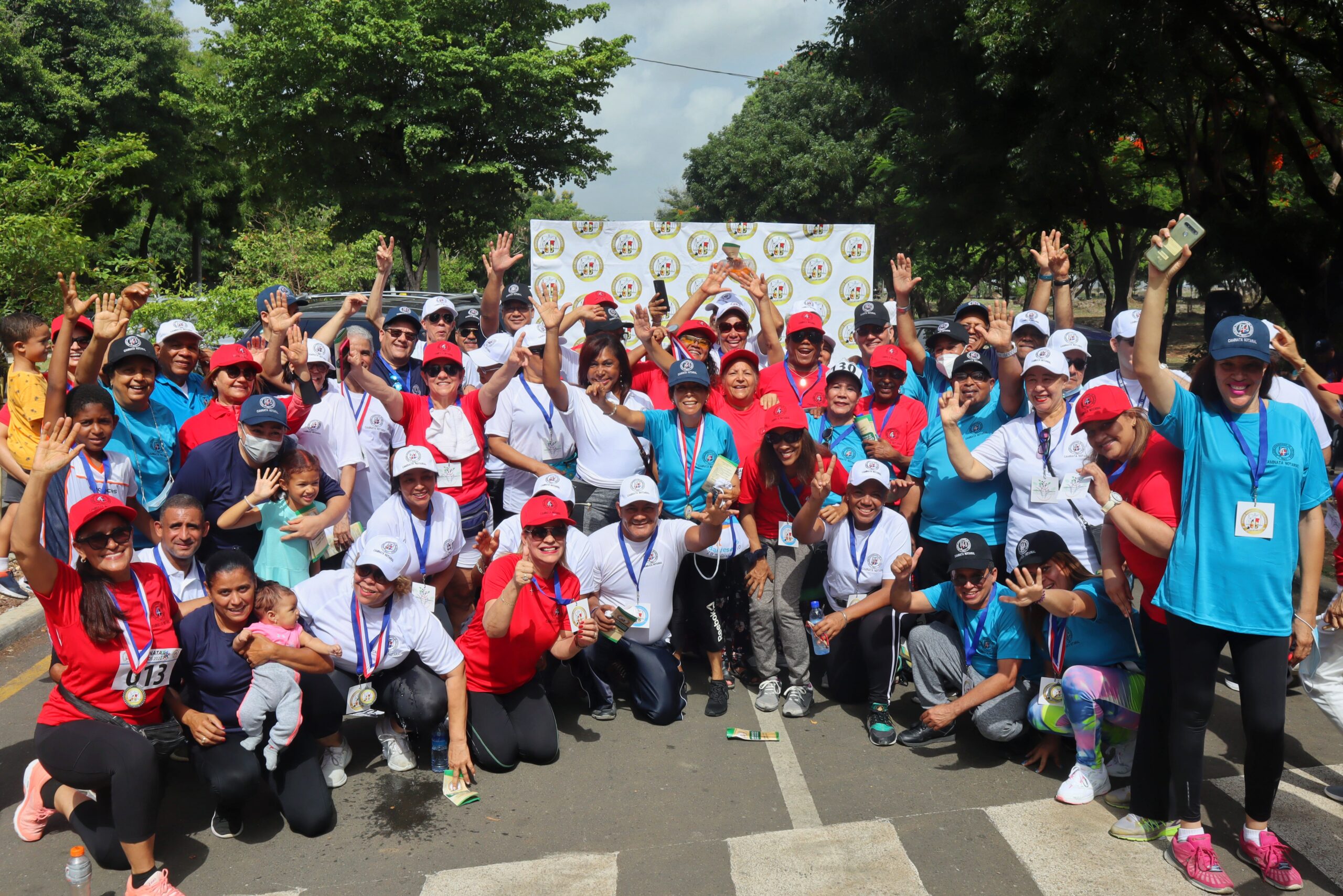 Más de 100 caminantes participan en el 5K del Colegio de Notarios