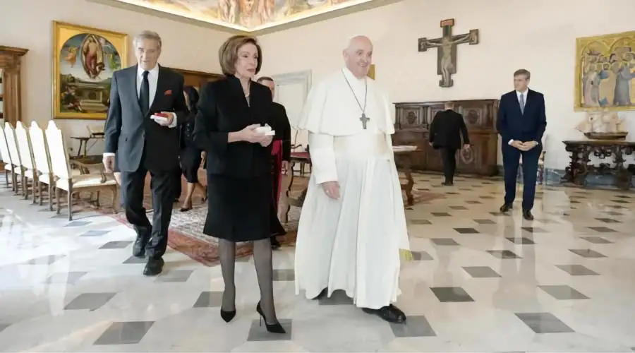 Nancy Pelosi recibe comunión en Vaticano pese a defensa del aborto