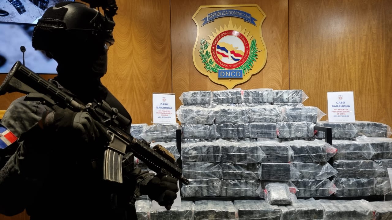 Arrestan dos e interceptan lancha con 481 paquetes presumiblemente cocaína en Barahona