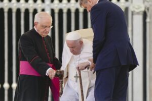 Papa Francisco dice tener renuncia firmada en caso su salud fallé
