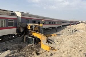Irán: choque entre un tren y una excavadora deja 22 muertos y 87 heridos