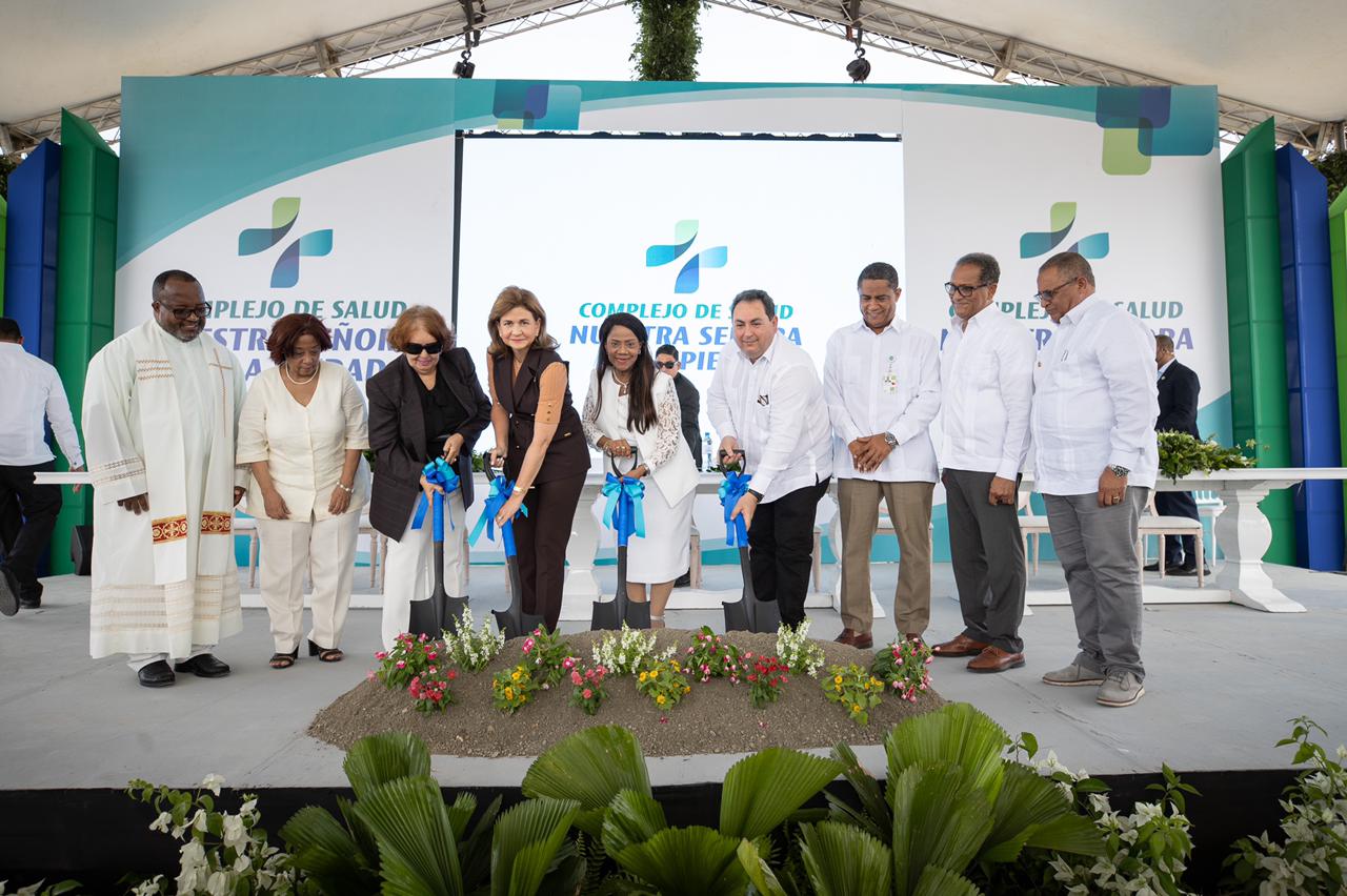 Raquel Peña participa en primer palazo para construir hospital en Vicente Noble   
