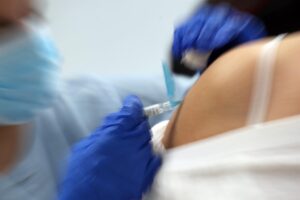 Reino Unido recomienda vacunar de viruela del mono a varones gay y bisexuales