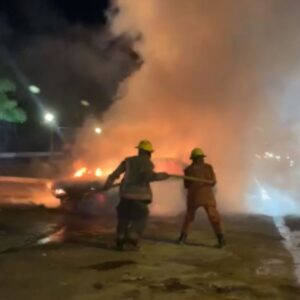 Reportan incendio de vehículo en inmediaciones del Teatro Nacional