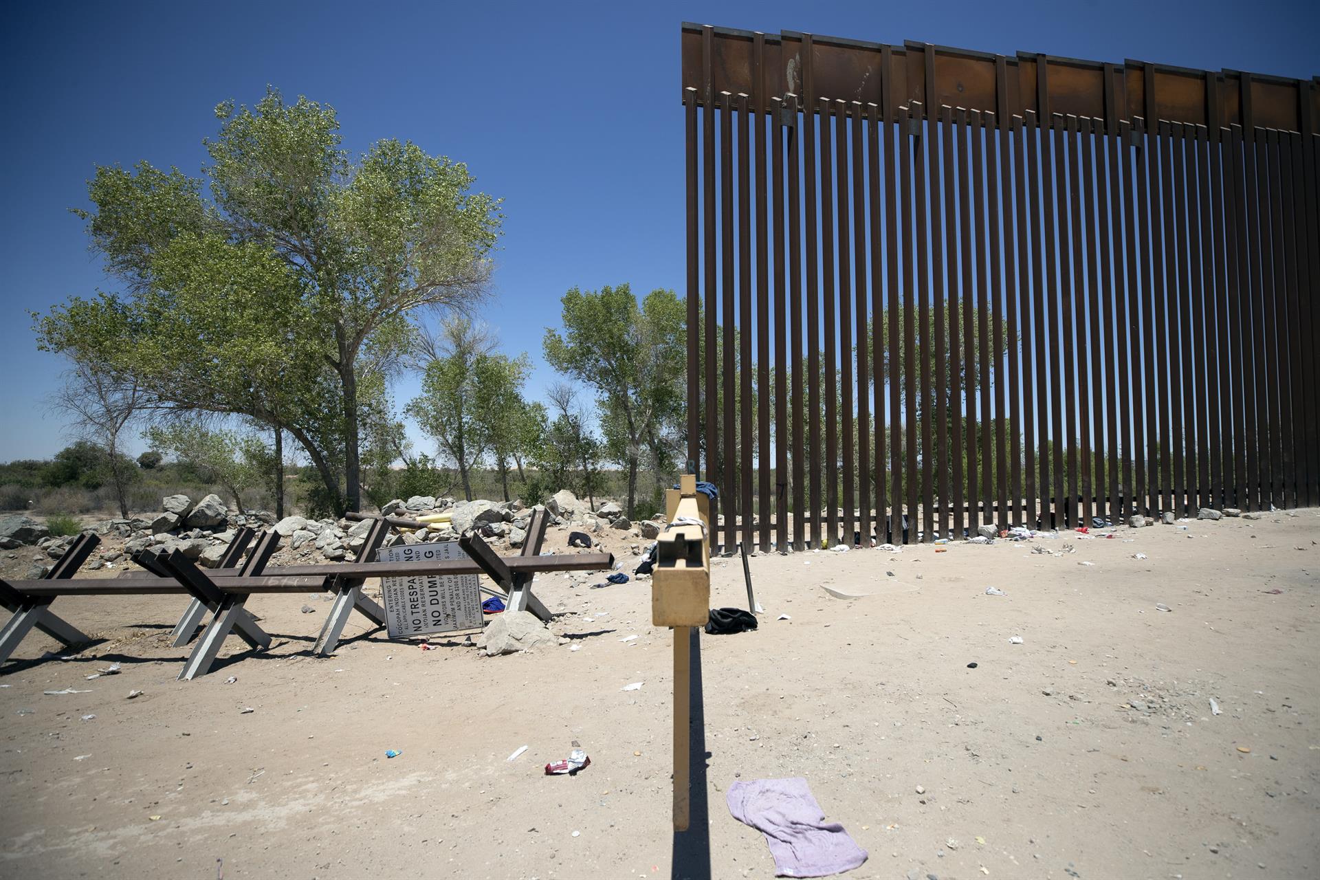 Un migrante muere tras caer del muro entre México y Estados Unidos
