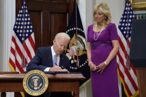 Joe Biden firmó una histórica ley sobre control de armas de fuego en EEUU: “Se van a salvar vidas”