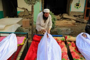 Víctima de terremoto en Afganistán pierde a trece miembros de su familia