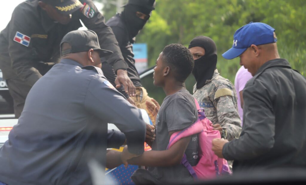 La Alcaldía de Santo Domingo Norte (ASDN) y la Dirección General de Migración (DGM), detuvieron más de 166 haitianos sin documentos de identidad o permisos de trabajo