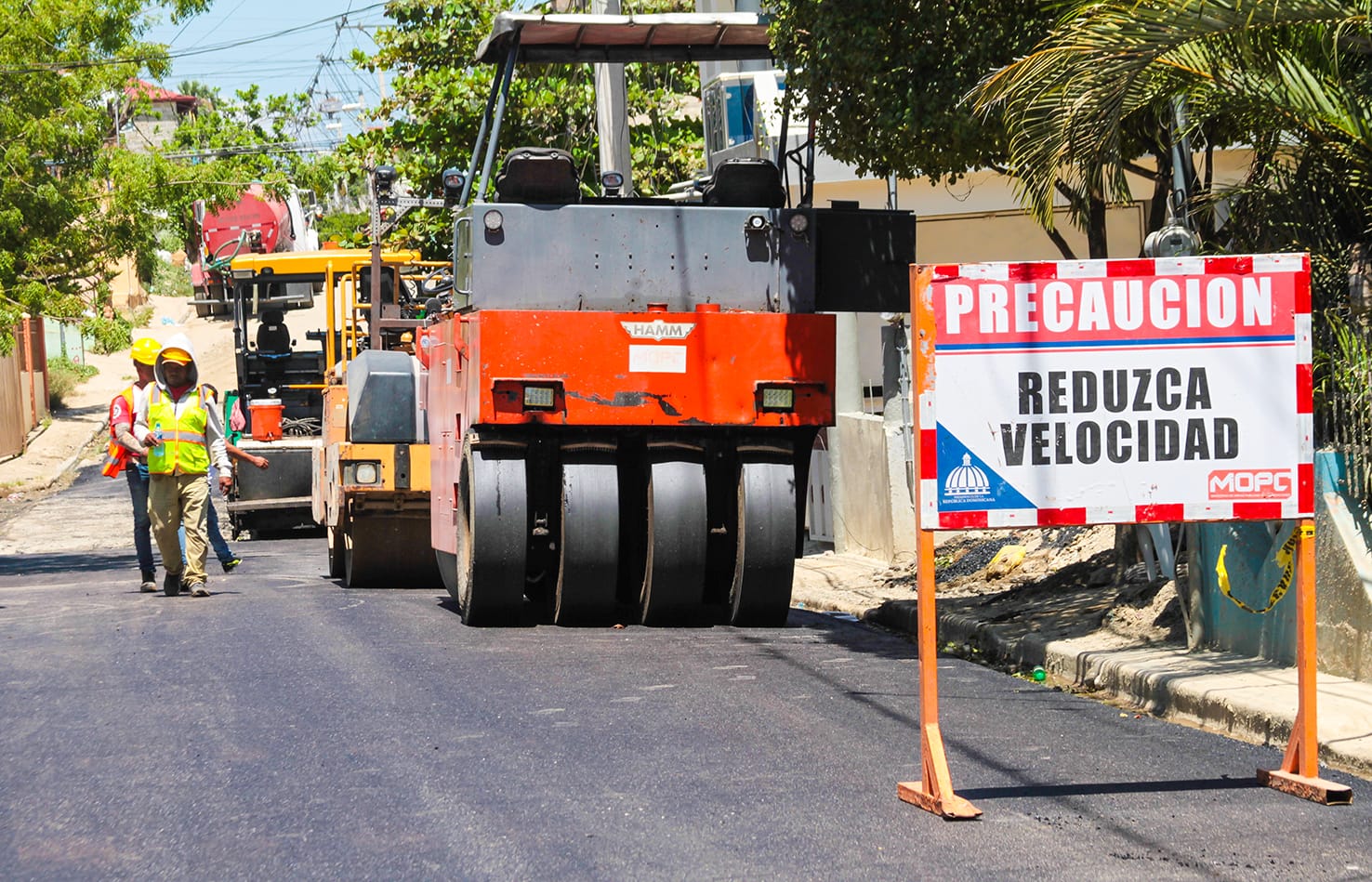 Abinader inicia plan de asfaltado en Los Prados del Sur, Santiago