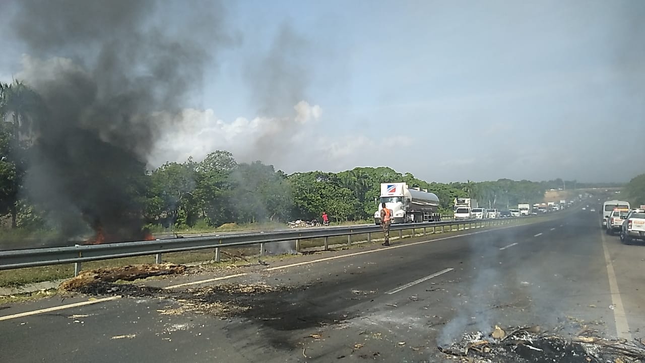 Residentes de la comunidad Juan Tomas se lanzaron a las calles quemando gomas en la avenida circunvalación