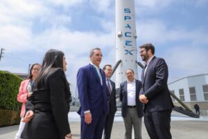Abinader visita SpaceX: la empresa de Elon Musk quiere invertir en RD