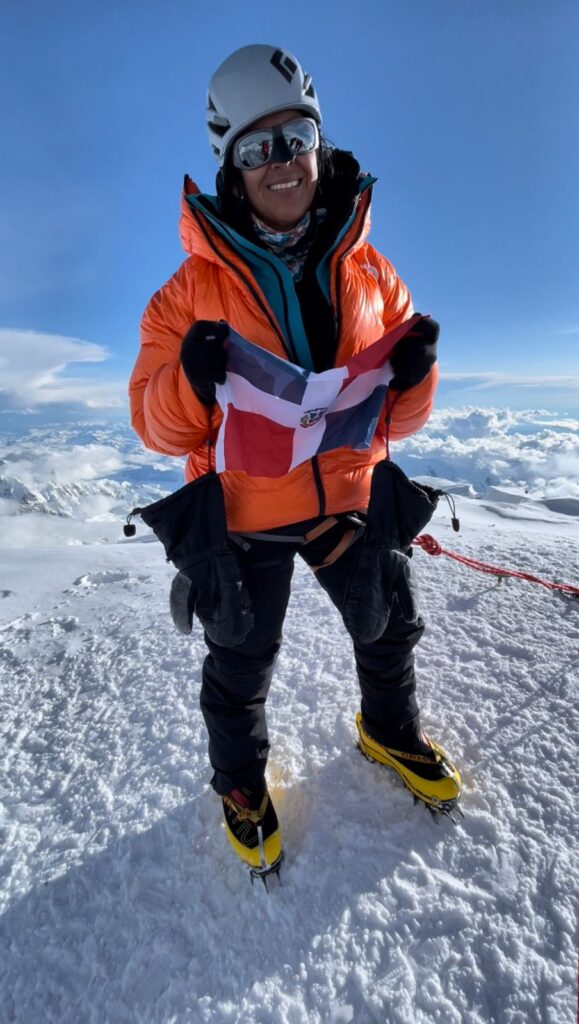 Thais Herrera lleva la bandera dominicana a la cumbre más alta de Norteamérica