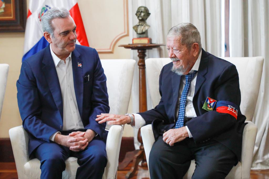 Presidente Abinader recibe comandante Delio Gómez Ochoa