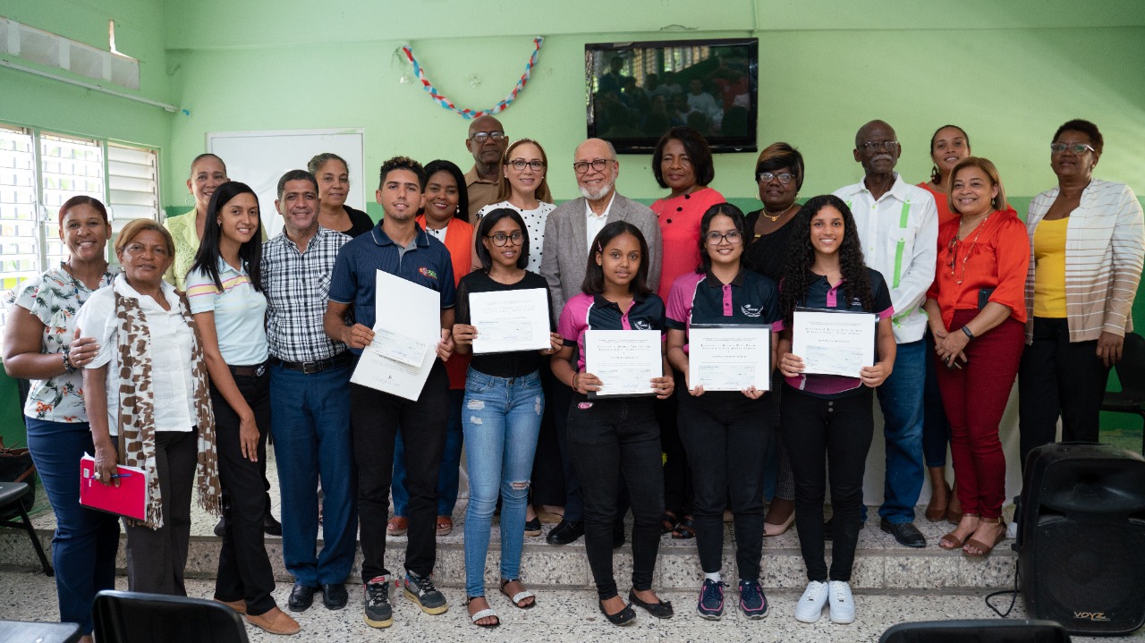 Dominicanos residentes en Chicago premian a cinco estudiantes meritorios en Manoguayabo