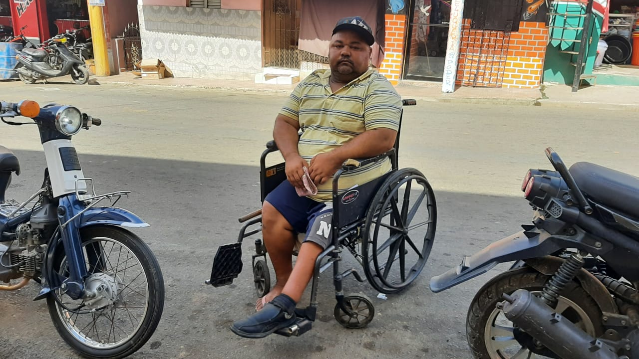Hombre de 43 años solicita ayuda al presidente Abinader para poder operarse de las piernas