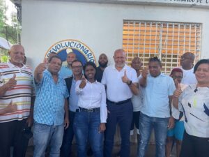 Robert Arias juramenta nuevos miembros para su proyecto como alcalde