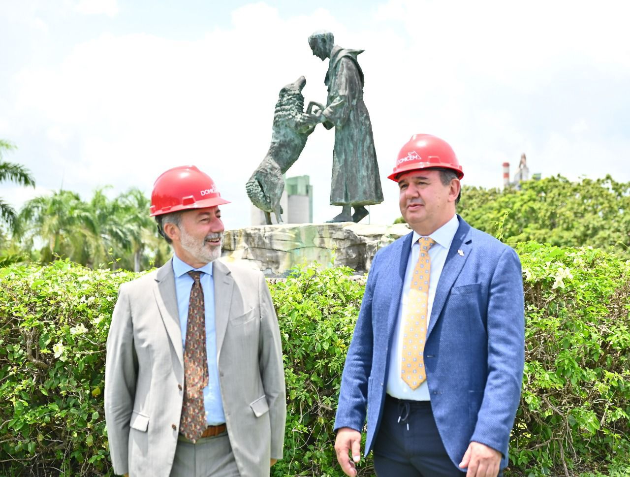 Embajador de Italia en República Dominicana visita Planta de producción cementera en Palenque