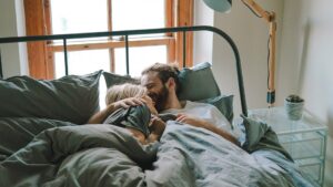 Dormir en pareja ayuda a reducir la depresión y el insomnio