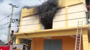 Bombero resulta con quemaduras tras intentar apagar incendio en supermercado de Higüey 