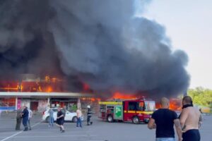 VIDEO: Rusia bombardea centro comercial ucraniano con miles de personas dentro