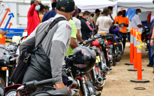 Largas filas para registrar motocicletas en San Juan de la Maguana