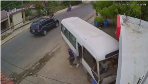 Chofer de guagua pierde el control y se estrella contra oficina de empresa en Dajabón