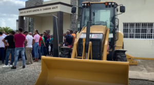 Barrick Pueblo Viejo entrega equipos para rehabilitación caminos vecinales en comunidades cercanas a la mina