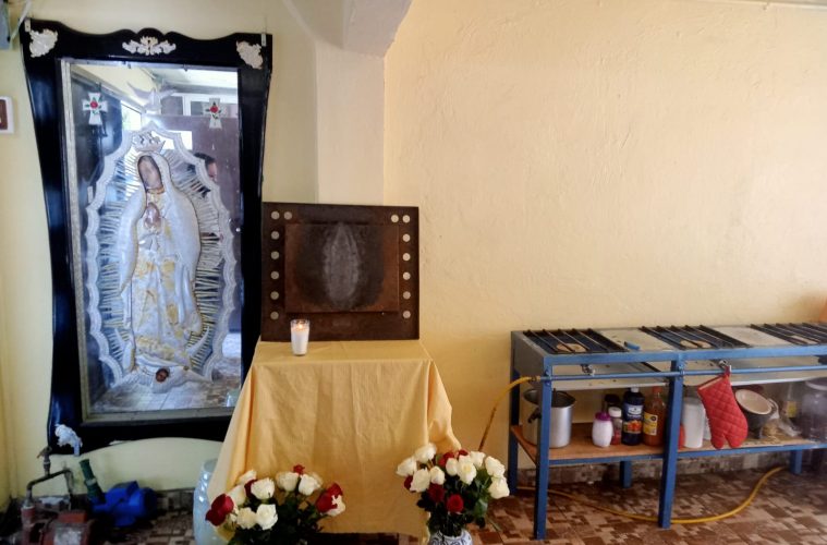 VIDEO: Aparece la Virgen en una bandeja de horno y le montan un altar
