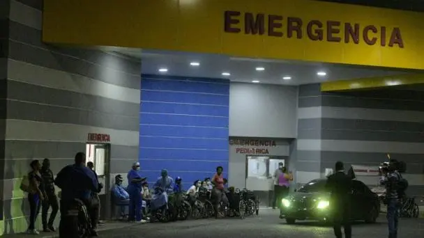 Los Menores fueron llevados al hospital Moscoso Puello, donde decenas de agentes policiales tomaron la puerta principal en custodia