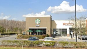 Acusan a pastor de exponer sus genitales en patio de Starbucks en la Florida