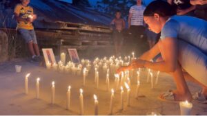 Encienden velas en Villa Riva por muerte de joven en accidente de tránsito