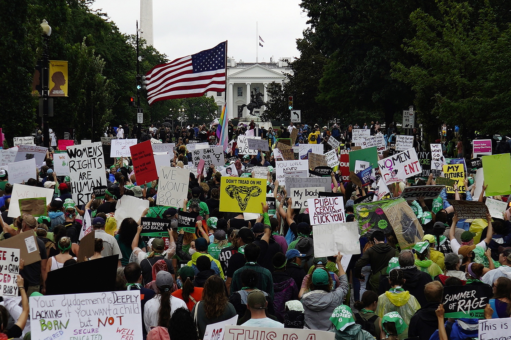 Cientos protestan frente a la Casa Blanca por la sentencia del aborto en EE.UU.
