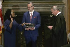 Jackson se convierte en la primera mujer negra en la Corte Suprema de EE.UU.