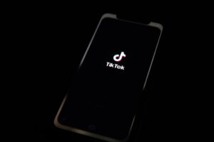 Senadores estadounidenses piden que se investigue a TiK Tok por alegado espionaje 
