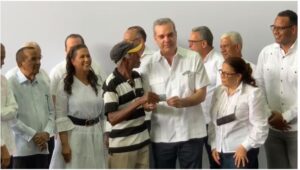 Presidente Luis Abinader entrega miles de tarjetas Supérate en Cotuí